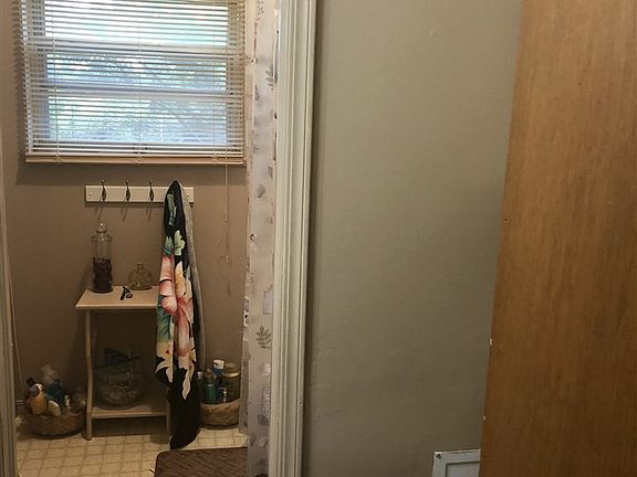 5th image of 406 Eaton Dr