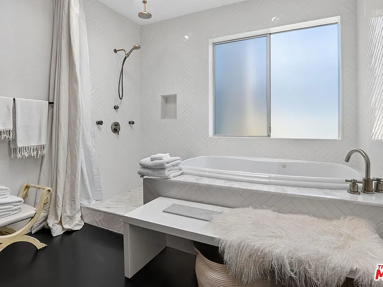 2425 Clement Ave — Photo 38