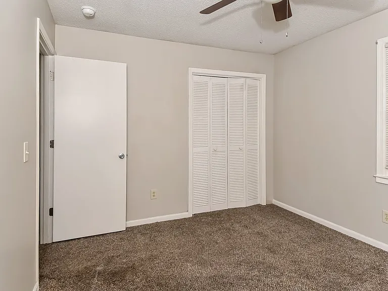 4977_028_bedroom_13354088.jpg