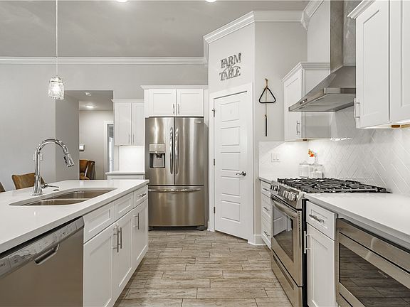 4th image of 2208 N Carl St