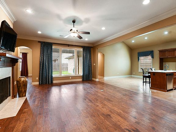 3rd image of 202 Country Park Dr