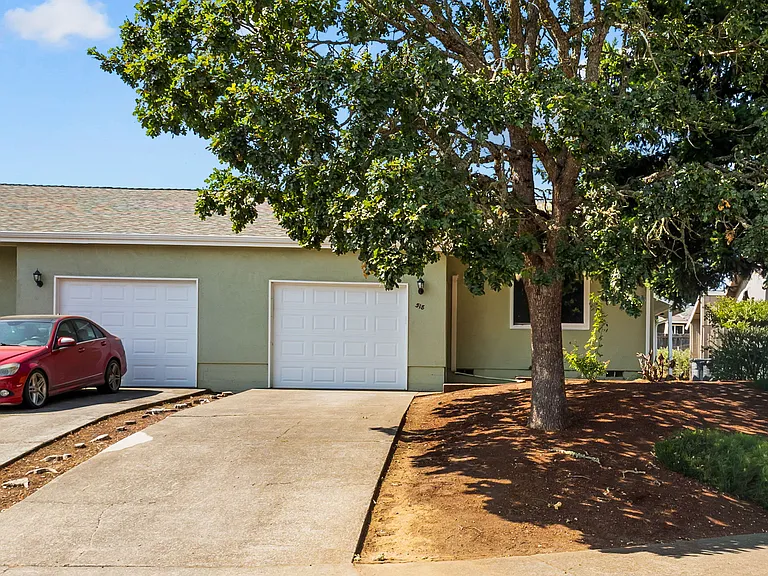 518 NE Dallas Dr — Photo 20