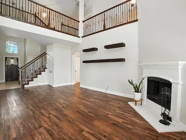 2404 Sabine Cir — Photo 4