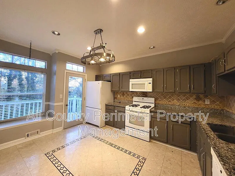 3 bed, 2.0 bath, 2199 sqft, $1,995 — Photo 4