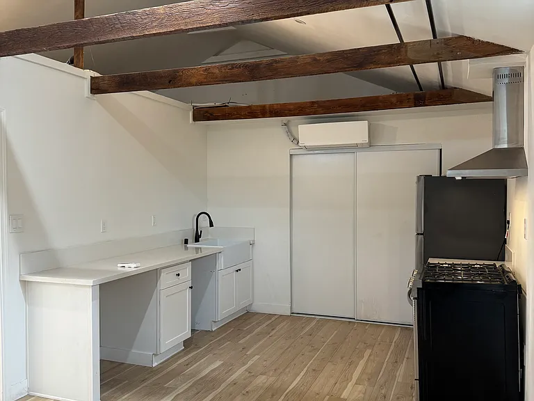690 W B St #B — Photo 6