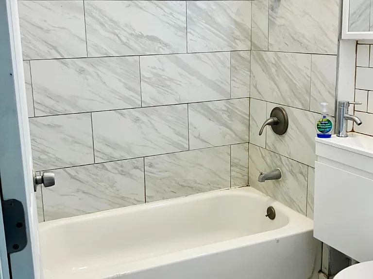 1633 N Artesian Ave #2R — Photo 3