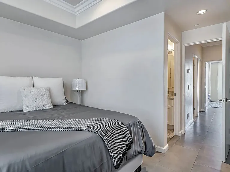 145 W Hawthorn St — Photo 15