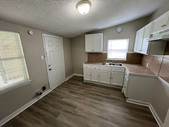 4th image of 2102 Dollye Dr
