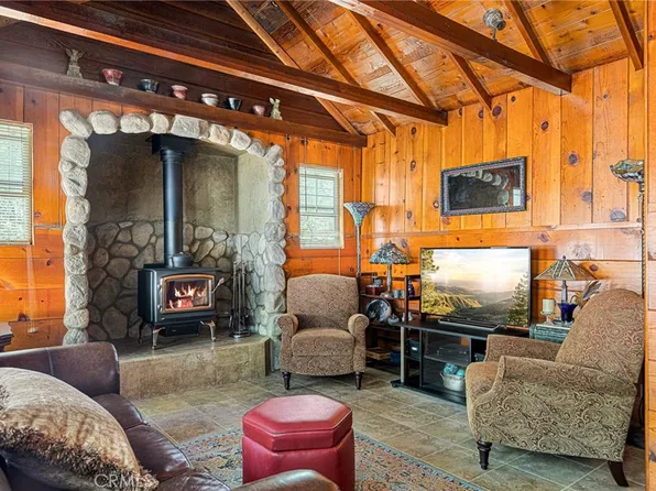 29255 Hemlock Dr, Cedar Glen, CA 92321