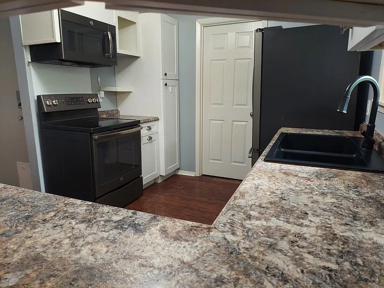 902 Live Oak Dr — Photo 3
