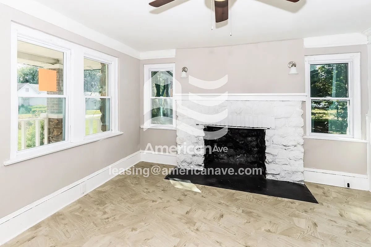 1674637_002_wm_-_living_room_13193910.jpg - 870 Lynhaven Ave