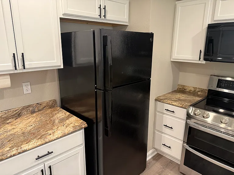 406 Hillview Dr — Photo 12