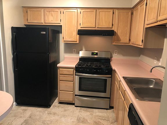 Kitchen w/Breakfast Bar