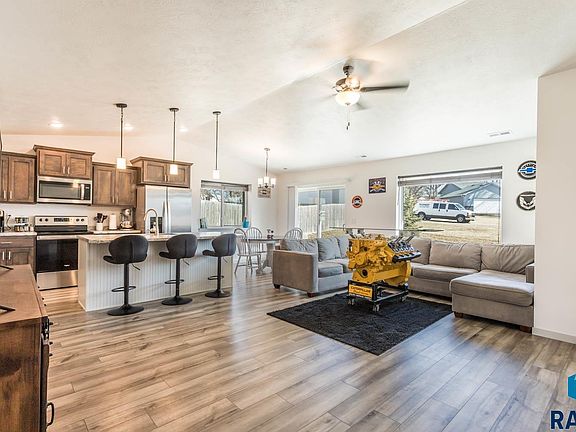 3rd image of 310 Ceylon Ave