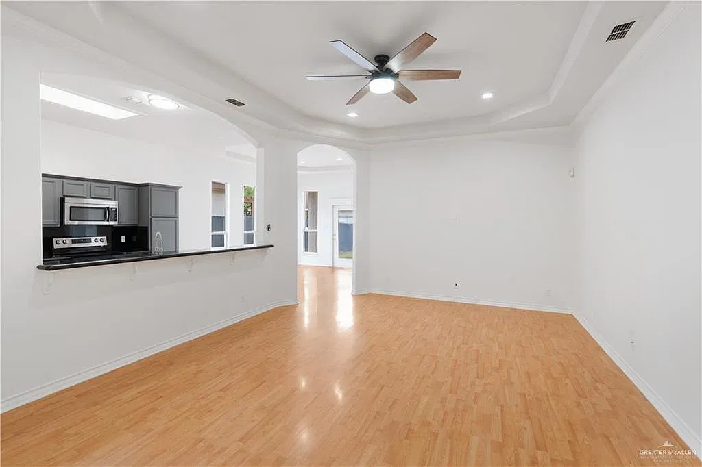 3 bed, 2.0 bath, 1713 sqft, $1,700 — Photo 2