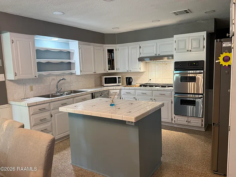 204 Carolyn Dr — Photo 6