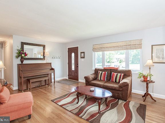 5th image of 3909 Longstreet Ct