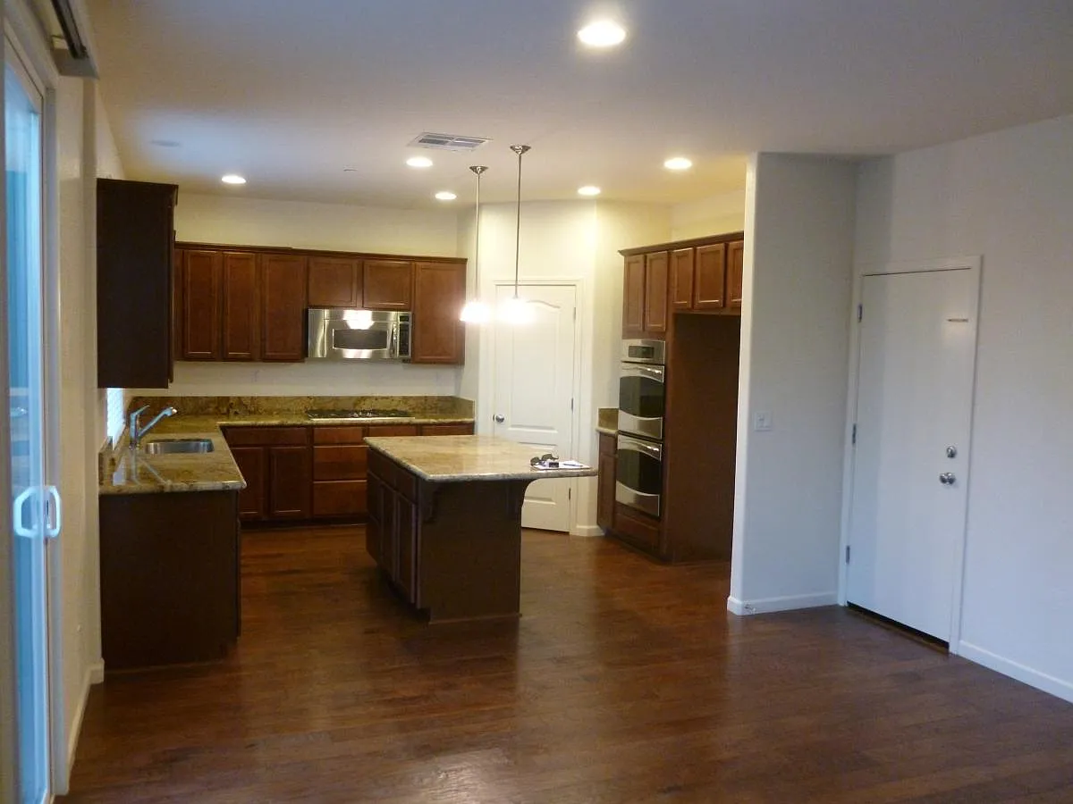 4 bed, 2500 sqft, $3,100 — Photo 4