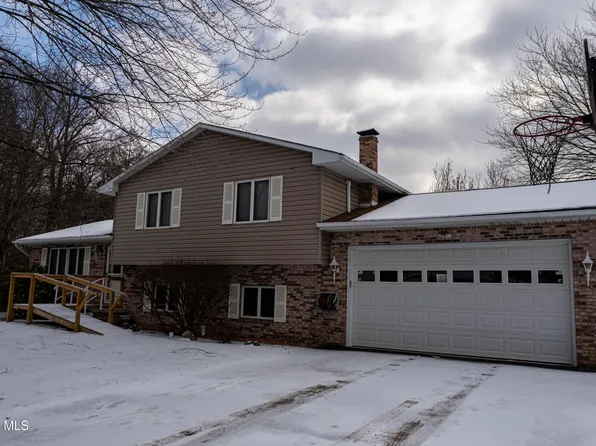 1108 Creekside Dr, Altoona, PA 16601