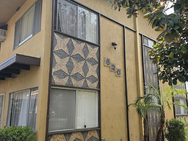 620 W Lexington Dr #5 — Photo 1