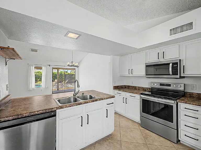 1301 E Taro Ln — Photo 14