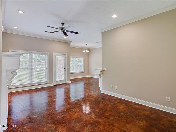 5th image of 733 Forest Woods Dr