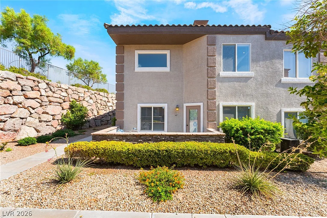 3 bed, 2.5 bath, 1611 sqft, $1,950 — Photo 3