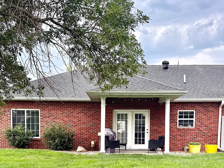212 Meadow Dr — Photo 2