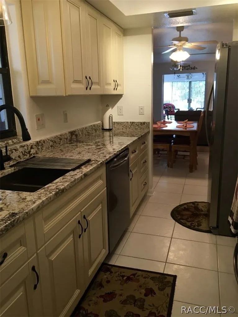 2 bed, 990 sqft, $2,425 — Photo 2
