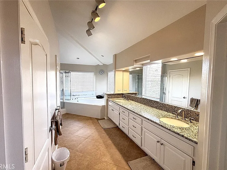 2211 Dufour Ave #B — Photo 20