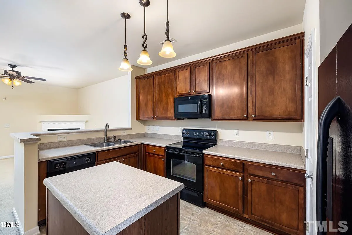 2 bed, 2.5 bath, $1,600 — Photo 3