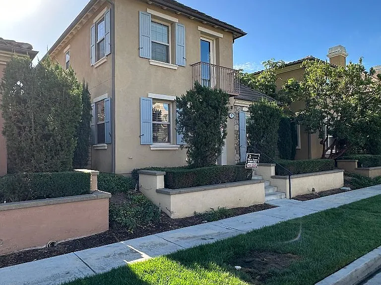 87 Twin Gables Irvine Ca — Photo 1