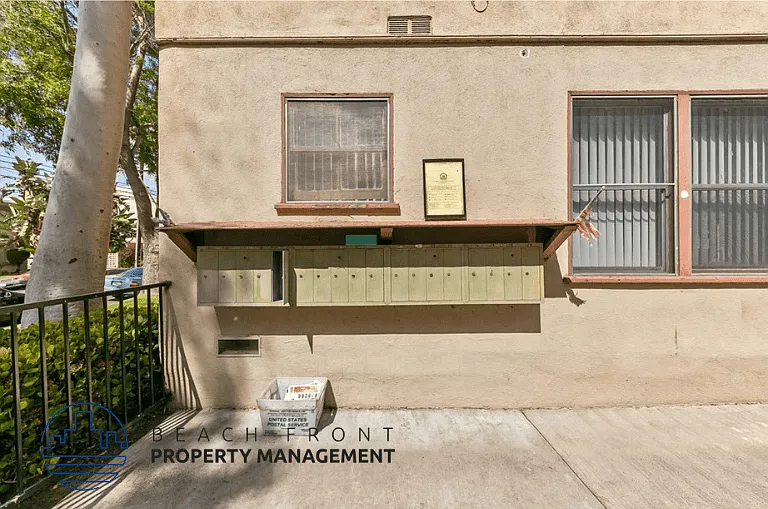 608 W. Hyde Park Blvd. — Photo 4