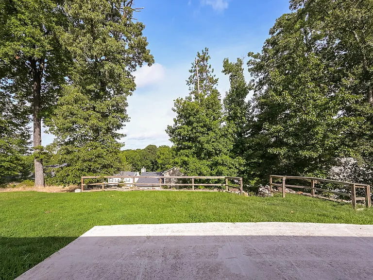 368 Embassy Dr — Photo 16