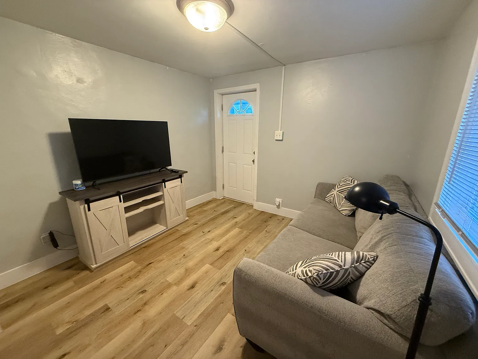 1 bed, 900 sqft, $1,000 — Photo 3