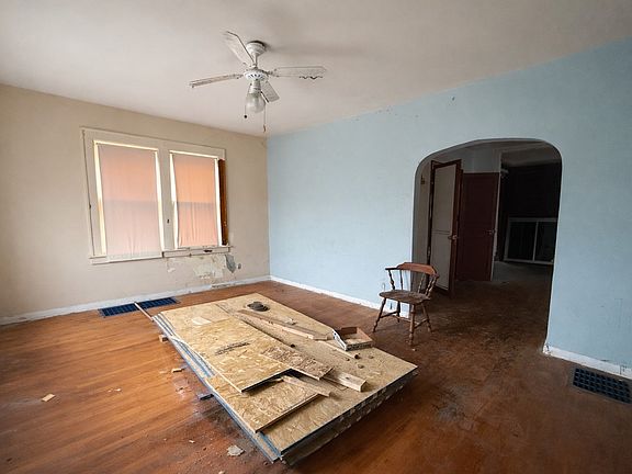 2nd image of 1083 River Rd