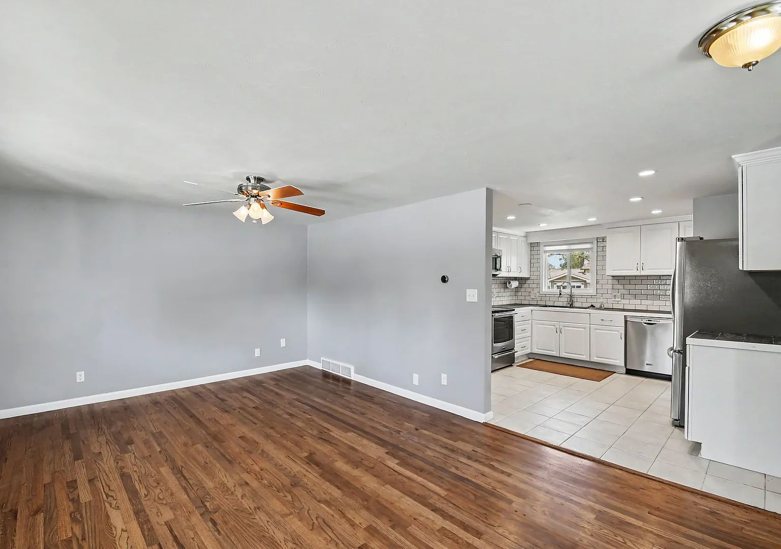 Updated 5 Bed House w/ Central AC & Fenced Backyard — Photo 4