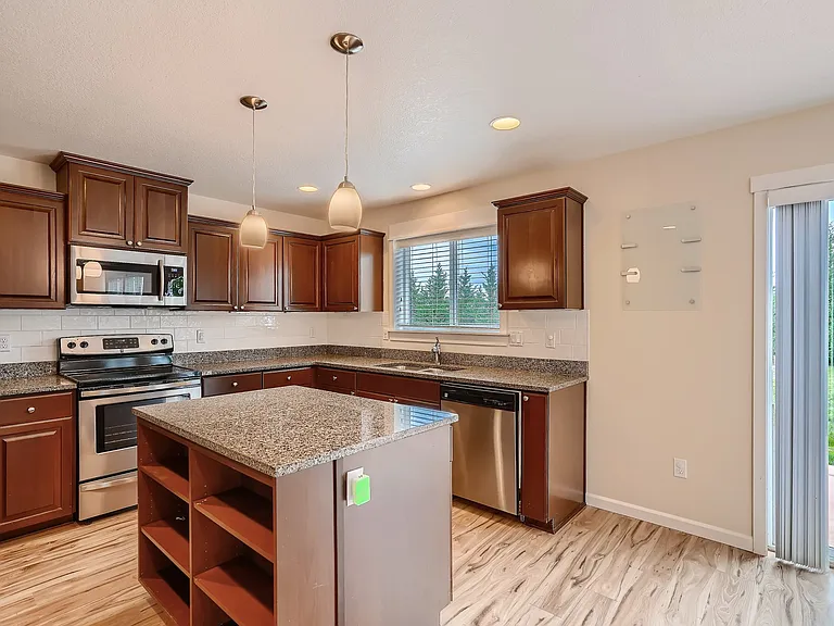 945 NW Joy Ave — Photo 13