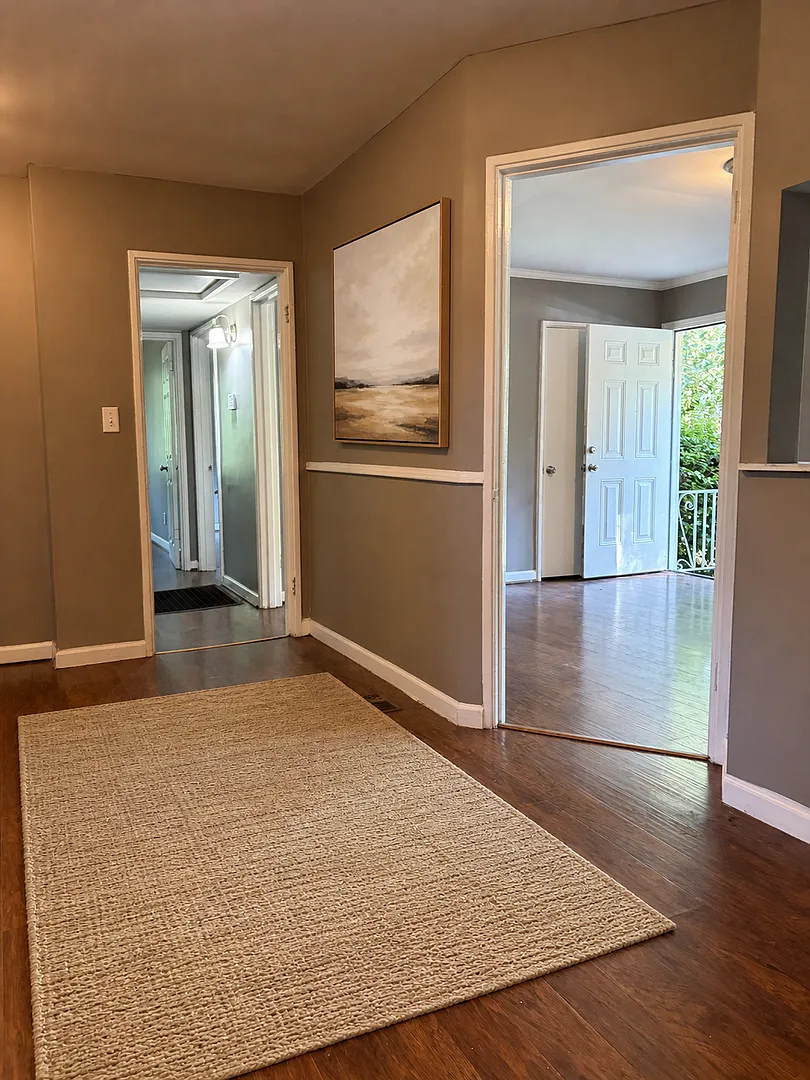 Charming 3BR Cottage with Spacious Master Suite — Photo 4