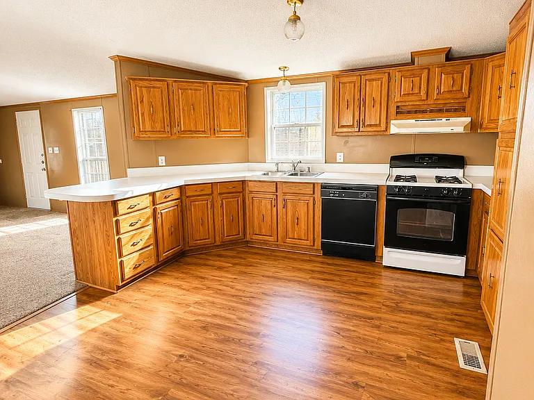 925 N Wesley St — Photo 1