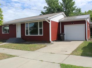 408 3rd St SE, Jamestown, ND 58401