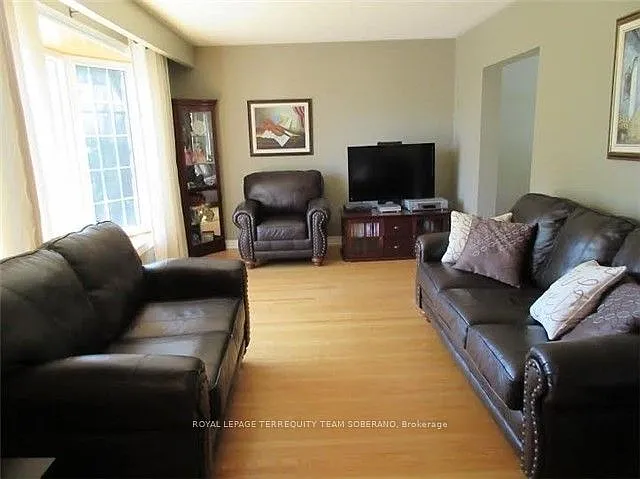 54 Roberts Cres — Photo 9