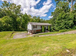 91 Bayonne Dr, Hewitt, NJ 07421