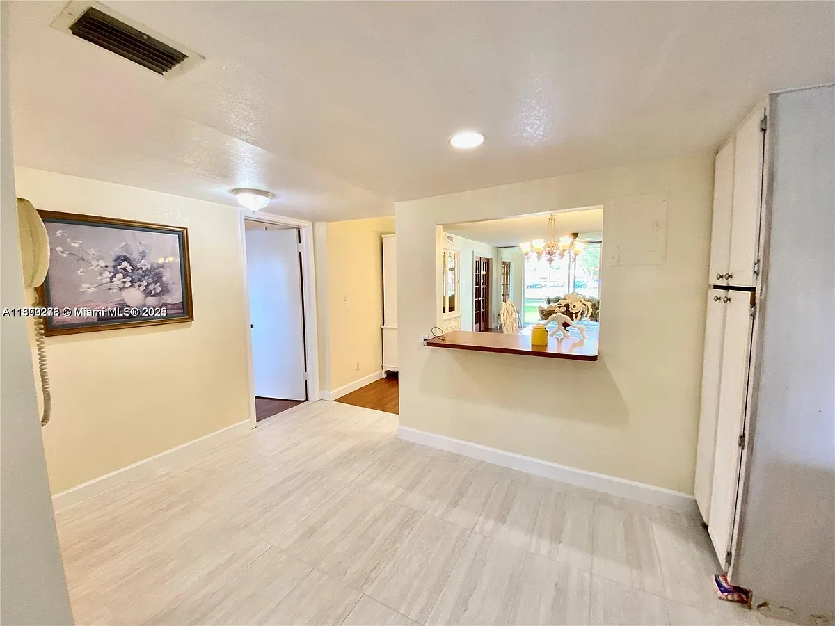Building Photo - 671 S Hollybrook Dr #104