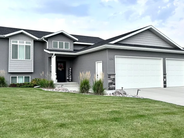 5214 Gold Dr, Bismarck, ND 58503