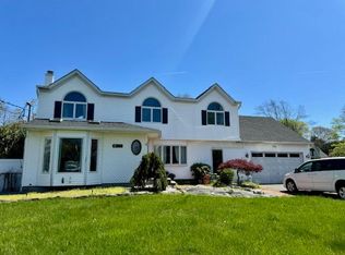 31 Orchard Neck Rd, Center Moriches, NY 11934