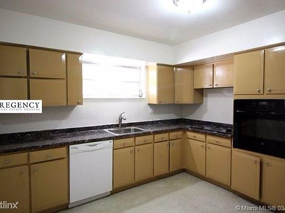 3rd image of 561 Sandlewood Ln