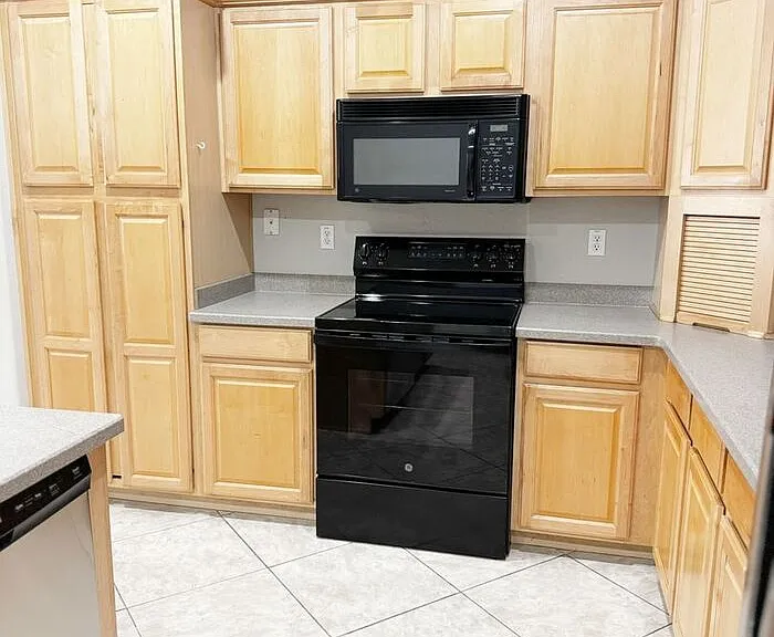 2421 W Ellis St — Photo 12