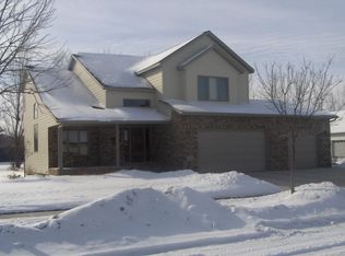 1834 NE Maplewood Ln, Aberdeen, SD 57401