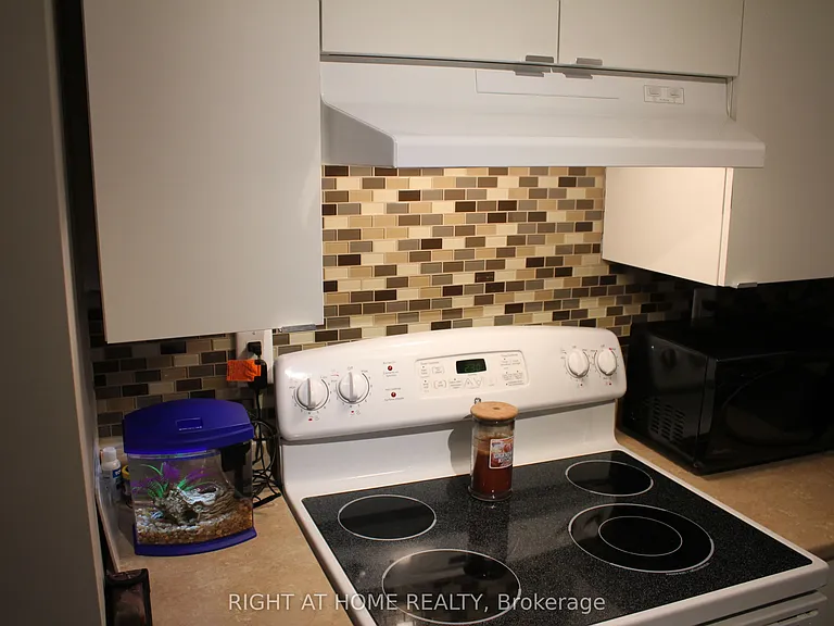64 Daphne Cres #2 — Photo 3